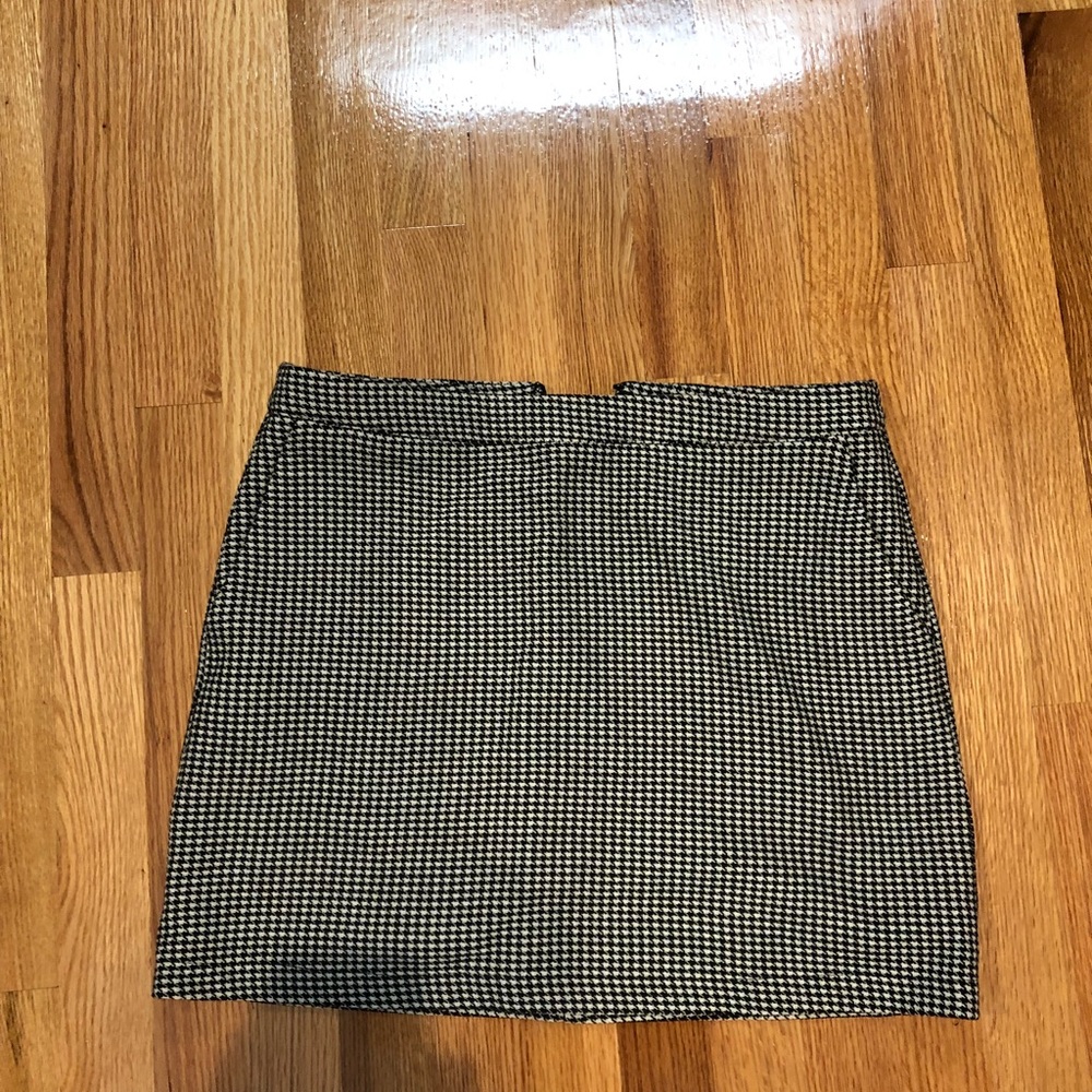 Super stylish black and white skirt!
